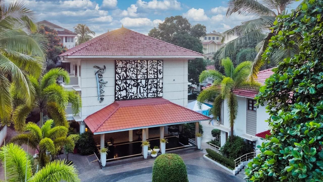 Radisson Hotel Goa Candolim swimming pool