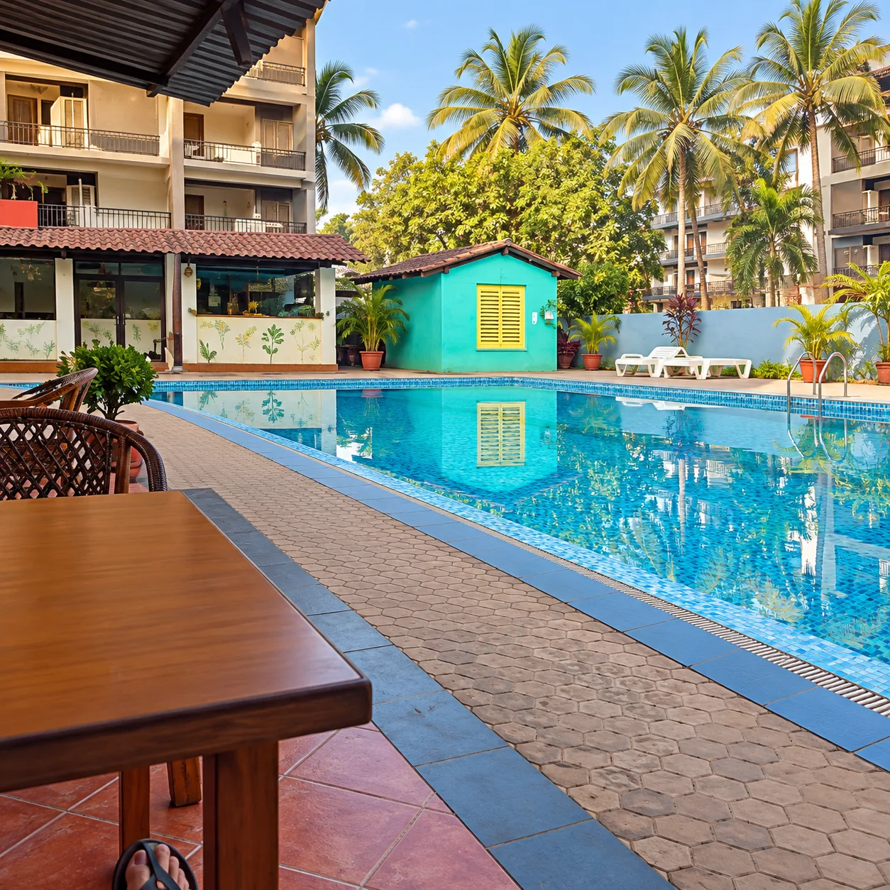 Poolside dining table beside the swimming pool at Resorte Village Royale Calangute